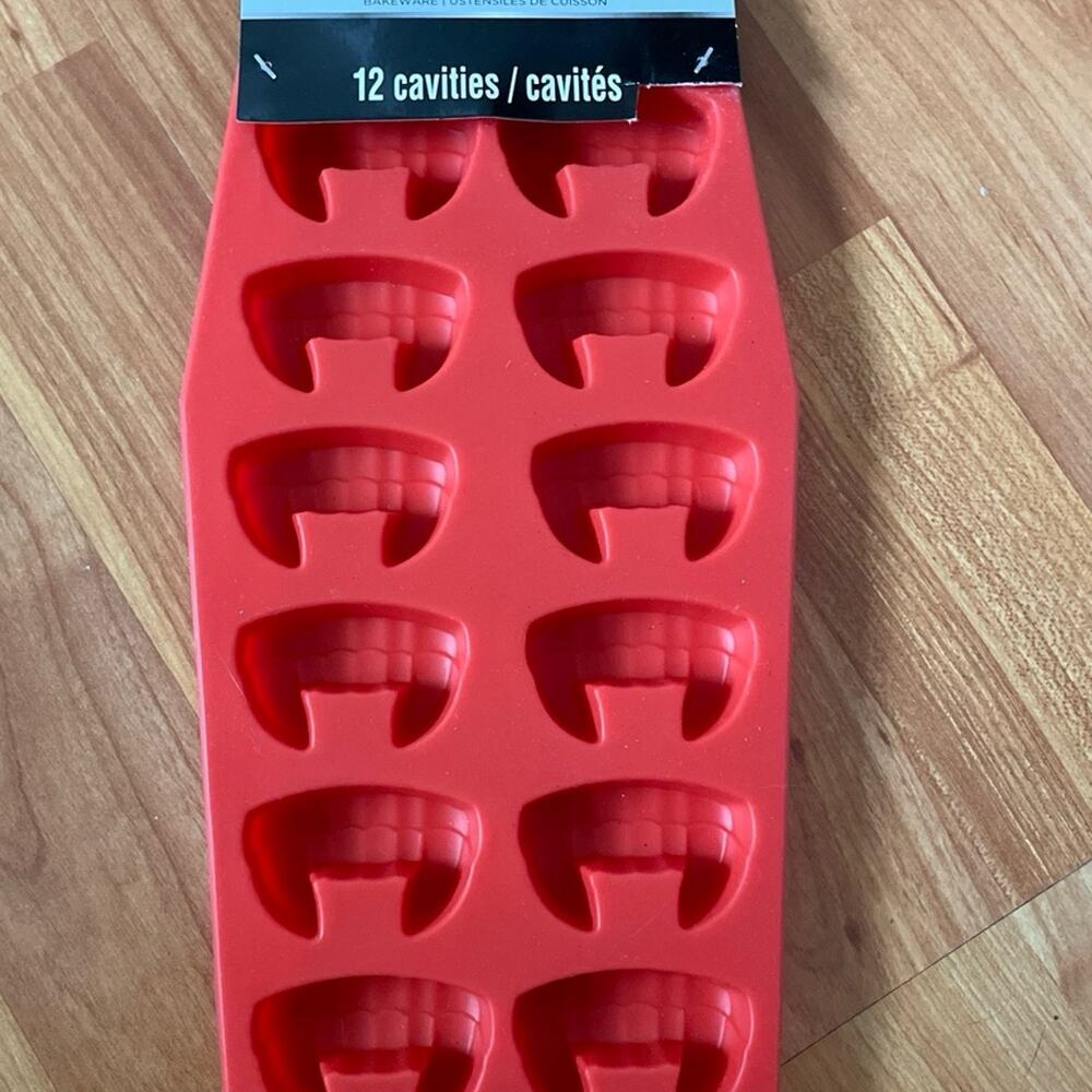 Silicone‎ Treat Mold - Halloween - Dracula Fangs - 12 Cavities